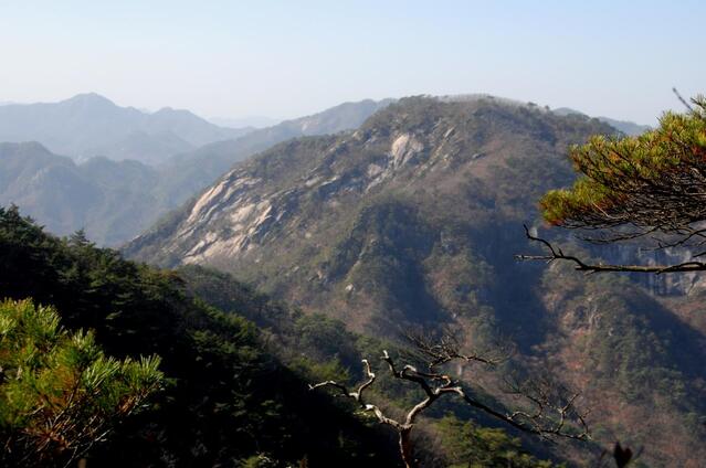 ▲ 제1 봉우리를 우회하면서 바라본 희양산.ⓒ진경수 山 애호가