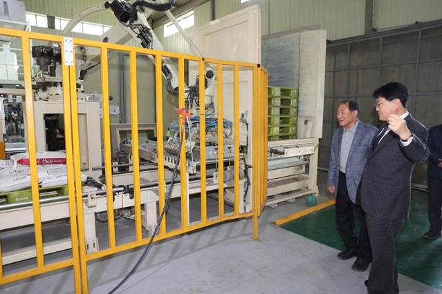 ▲ 청도군(군수 김하수)은 2023년산 공공비축미 건조벼를 8일부터 청도읍, 화양읍, 각남면, 풍각면, 각북면, 이서면을 시작으로 24일까지 정부양곡 매입에 나섰다.ⓒ청도군