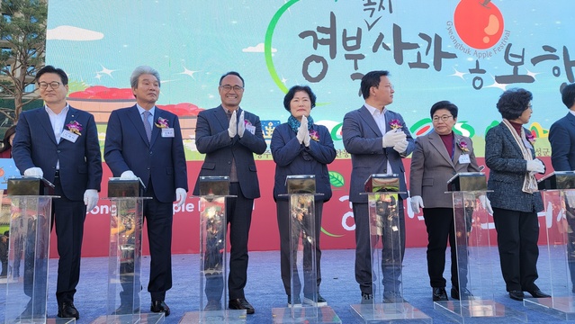 ▲ 경상북도의회 남영숙 의원(농수산위원장, 상주 1, 국민의 힘)과 황재철 의원(예산결산특별위원장, 영덕군, 무소속)은 11월 7일 서울시청 광장에서 개최된 ‘2023 경북사과 홍보 행사’에 참석해 시민들과 내빈들을 대상으로 최고의 맛과 품질을 자랑하는 경북 사과의 우수성을 홍보했다.ⓒ경북도의회