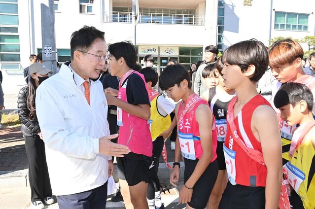 ▲ 경북교육청(교육감 임종식)은 육상의 메카로 자리 잡은 예천군 일원에서 열린 ‘2023 교육감배 시·군 대항 초·중 구간 마라톤대회’를 성황리에 종료했다.ⓒ경북교육청