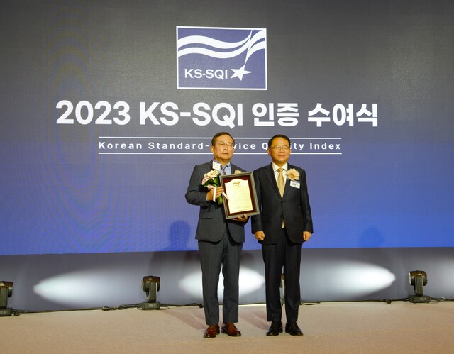 ▲ 8일 서울 소공동 롯데호텔에서 개최된 ‘2023년 KS-SQI 인증 수여식’에서 롯데글로벌로지스가 택배 부문 1위를 수상하고 기념촬영을 하고 있다. ⓒ롯데글로벌로지스