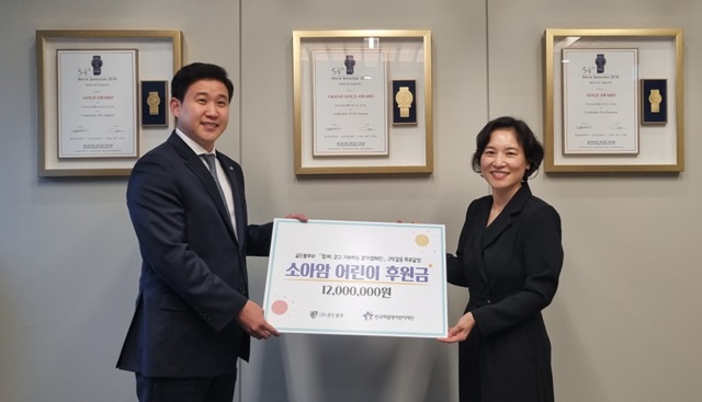 ▲ 골든블루 최현욱 부실장(왼쪽)과 한국백혈병어린이재단 박미주 센터장이 기념 촬영을 하고 있다.ⓒ골든블루