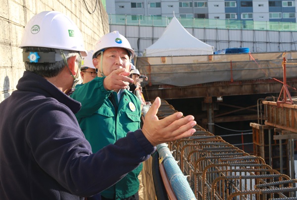 ▲ 서철모 대전서구청장이 8일 갈마 복합커뮤니티센터 신축 현장을 찾아 진행 상황을 살피고 현장 의견을 청취했다.ⓒ서구