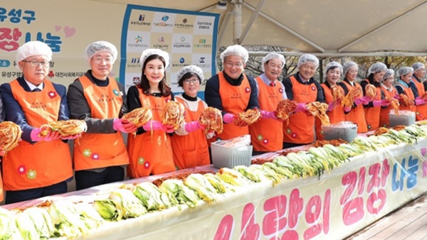 ▲ 정용래 대전 유성구청장이 9일 유림공원에서 열린 ‘사랑의 김장 나누기’ 행사에 동참한 뒤 함께한 모든분들게 감사의 마음을 전했다.ⓒ유성구