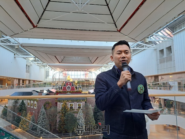 ▲ 정민규 현대백화점 VMD가 올해 H빌리지 콘셉트에 대해 설명하고 있다.ⓒ조현우 기자