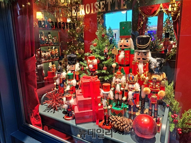 ▲ 직접 해외에서 들여온 호두까기 인형 500여개로 공간을 꾸미는 등 디테일에 집중했다.ⓒ조현우 기자
