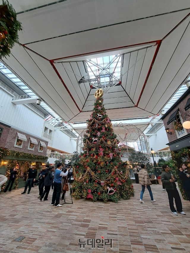 ▲ '골목길' 콘셉트에 맞춰 크리스마스 트리는 중앙광장이 아닌 골목길 끝에서 선보인다.ⓒ조현우 기자