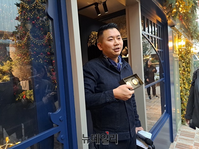 ▲ 스토리에서 나온 '황금마카롱'을 직접 구매하고 맛볼 수 있다.ⓒ조현우 기자