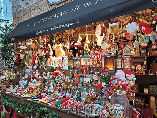 ▲ 이국적인 느낌을 살리기 위해 골목길 잡화상점 등의 콘셉트도 이곳저곳에서 만날 수 있다.ⓒ조현우 기자