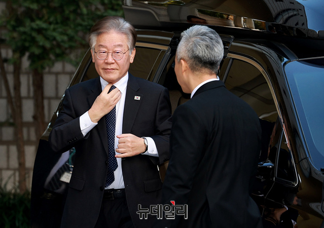 ▲ 이재명 더불어민주당 대표가 7일 오전 서울 서초구 서울중앙지법에서 열린 대장동 배임·성남FC 뇌물 관련 공판에 출석하고 있다. ⓒ정상윤 기자