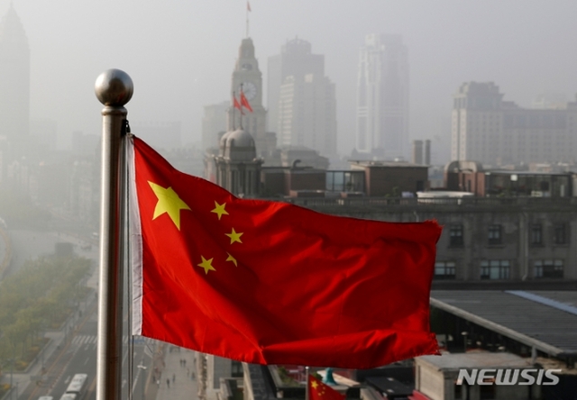 ▲ 중국 정보당국인 국가안전부는 외국의 일부 단체가 생물종 연구를 구실로 중국인의 생물학적 정보를 수집하려 한 사례가 있다는 점을 들면서 보안에 주의해야 한다고 공지했다고 30일 ﻿﻿중국 관영매체가 보도했다. 사진은 2016년 4월 14일 중국 상하이의 한 사무실 건물에 걸린 중국 국기. ⓒAP/뉴시스﻿