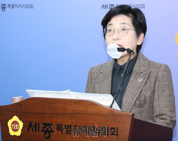 ▲ 이순열 세종시의회 의장이 9일 오후 의회 대회의실에서 의정 브리핑을 하고 있다.ⓒ이길표 기자