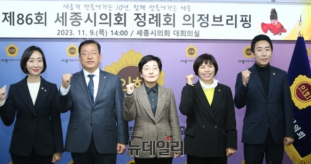 ▲ 이순열 세종시의회 의장이 9일 오후 정례회에 앞서 상임위원장들과 함께 브리핑을 하고 있다.ⓒ이길표 기자