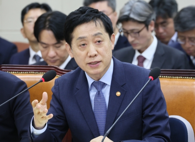 김주현 금융위원장이 9일 국회에서 열린 정무위원회 전체회의에서 의원 질의에 답변하고 있다.ⓒ연합뉴스