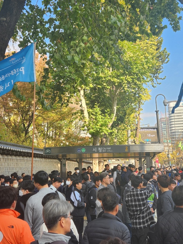 ▲ 9일 오전 서울 지하철 1·2호선 시청역 2번 출구 앞에 수백명의 노조원들이 집결해 있다. ⓒ진선우 기자