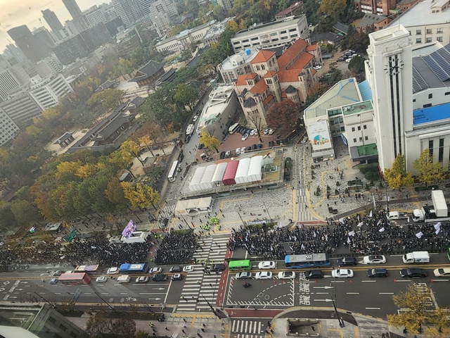 ▲ 총파업 출정식에 참여한 서울교통공사 노조원들의 모습. 9일 출정식에는 경찰 추산 약 6000여명의 인원이 모였다. ⓒ진선우 기자