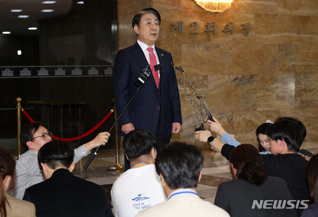 ▲ 이동관 방송통신위원장이 9일 오후 서울 여의도 국회에서 탄핵안 관련 입장 표명을 하고 있다. ⓒ뉴시스