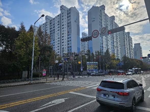 ▲ 9일 구리시 인창동에 있는 아파트와 차도에 있는 자동차의 모습. ⓒ임준환 기자