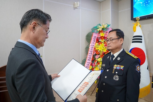 ▲ 제61주년 소방의날을 맞아 이도형 충북소방본부 예방지도팀장이 근정포장을 받고 있다.ⓒ충북소방본부