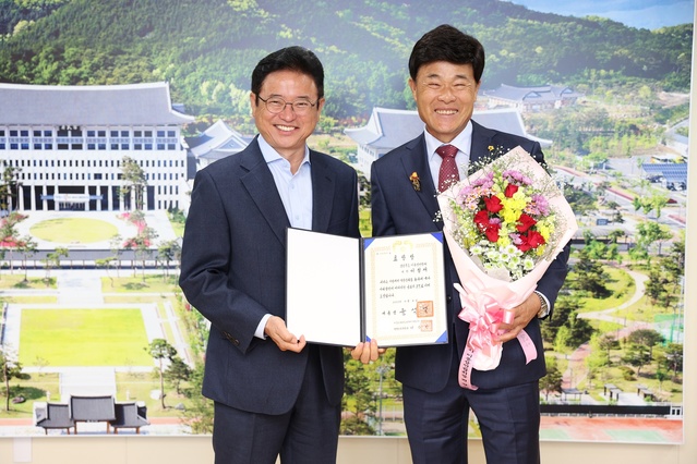 ▲ 경북도는 이철재 경상북도 이통장연합회장이 지방자치 및 균형발전에 이바지한 공로를 인정받아 대통령 표창을 수상해 지난 8일 경북도청 접견실에서 표창 전수식을 가졌다.ⓒ경북도