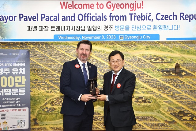 ▲ 주낙영 시장은 지난 8일 시청 대외협력실에서 파벨 파찰 체코 트레비치 시장을 접견한 후 기념촬영을 하고 있다.ⓒ경주시