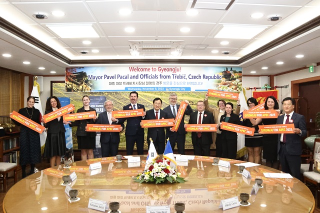 ▲ 체코 트레비치시 대표단이 지난 8일 경주시청을 방문한 자리에서 ‘2025 APEC 정상회의 경주 유치 손 푯말’을 들고 기념촬영을 하고 있다.ⓒ경주시