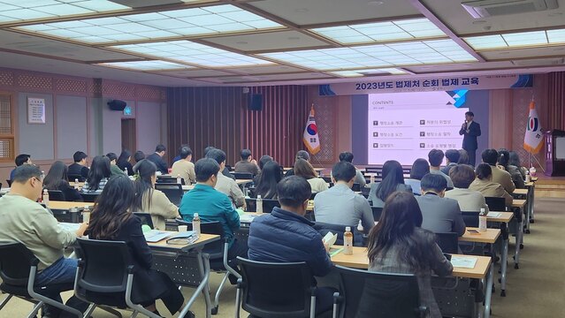 ▲ 영천시(시장 최기문)는 9일 시청 대회의실에서 소송수행 및 인·허가 담당자 등 공무원 80여 명을 대상으로 법제처 순회 법제 교육을 가졌다.ⓒ영천시