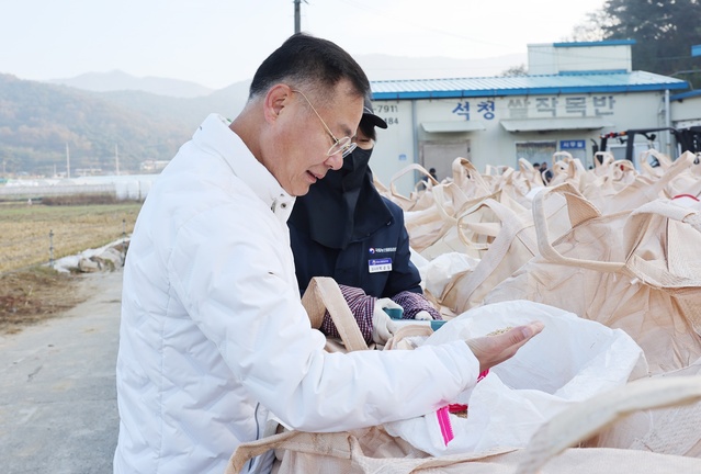 ▲ 김재욱 칠곡군수가 9일 2023년산 공공비축미곡 건조벼 매입현장을 찾아 둘러보고 있다.ⓒ칠곡군
