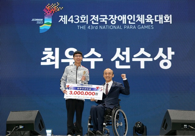 ▲ 경상북도장애인체육회(회장 이철우) 소속 임준범(24, 시각장애) 선수가 11월 8일 막을 내린 제43회 전국장애인체육대회에서 육상 4개 종목에 출전하여 전 종목 한국 신기록을 세우는 기염을 토하며 대회 최우수선수(MVP)로 선정됐다.ⓒ경북도