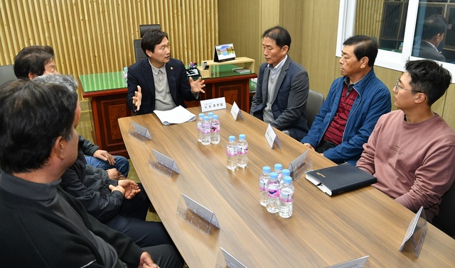 ▲ 경산시(시장 조현일)는 7일 경산포도영농조합에서 포도 재배 선진농업인 10여 명이 참석한 가운데 포도 재배 애로사항을 듣고 경산포도의 명성을 회복하기 위한 여러 방안에 대해 소통하는 농업분야 민생현장 소통간담회를 개최했다.ⓒ경산시