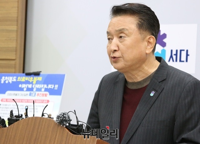 ▲ 김영환 충북도지사가 9일 도청 브리핑룸에서 의료비후불제 대상질환을 6개에서 12개로 확대 시행하는 것에 대한 기자회견을 하고 있다.ⓒ이길표 기자