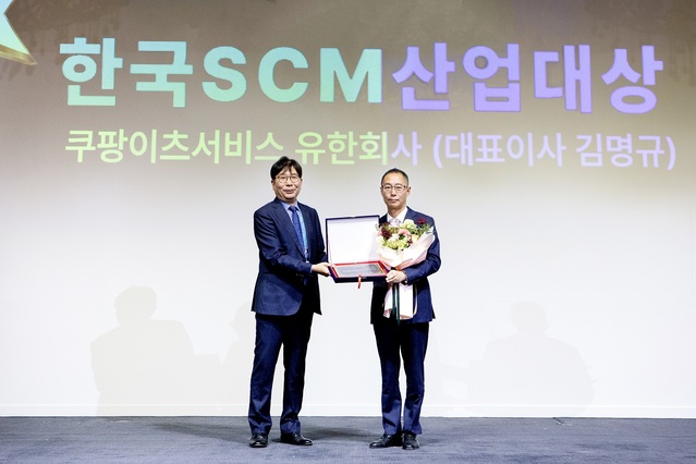 ▲ (좌측부터)한현수 한국SCM학회 회장, 김명규 쿠팡이츠서비스 대표 ⓒ쿠팡이츠서비스