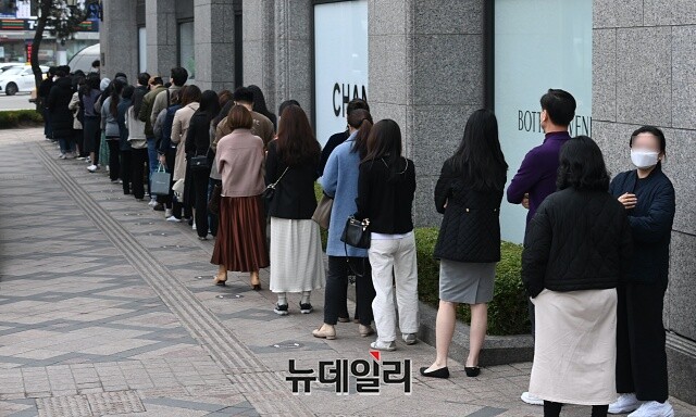 ▲ 백화점 샤넬 매장 앞에 오픈런을 위해 줄을 선 소비자들. 현재는 온라인 예약으로 바뀌면서 오픈런이 사라졌다.ⓒ뉴데일리DB