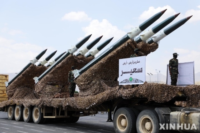 ▲ 후티 반군이 예멘 수도 사나에서 지난 2022년 9월21일(현지시간) 미사일을 동원한 군사 대행진에 나선 모습. ⓒ중국 신화통신/뉴시스