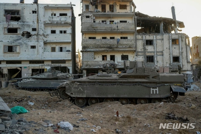 ▲ 8일(현지시간) 가자지구에 이스라엘군 장갑차와 탱크가 세워져 있다. ⓒAP/뉴시스