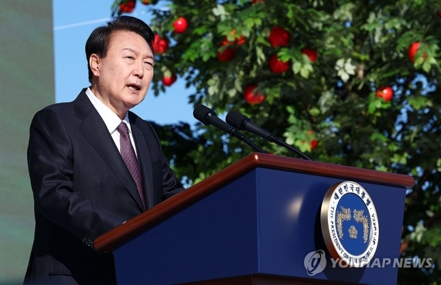 ▲ 윤석열 대통령이 10일 오후 경기 수원 팔달구 서호 잔디광장에서 열린 제28회 농업인의 날 기념식에서 축사하고 있다. ⓒ연합뉴스