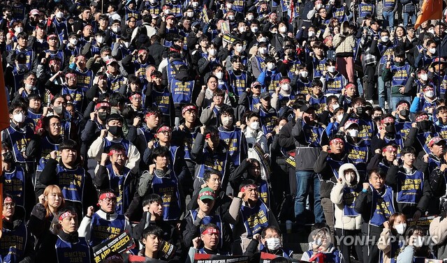 ▲ 10일 서울 지하철 월드컵경기장역 앞 광장에서 열린 서울교통공사 노조 총파업 2일차 결의대회에서 참석자들이 피켓을 들고 구호를 외치고 있다. ⓒ연합뉴스