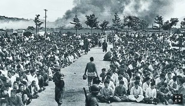 ▲ 여순반란 사건때 운동장에 모여있는 주민들, 경찰 조사를 받고있다.