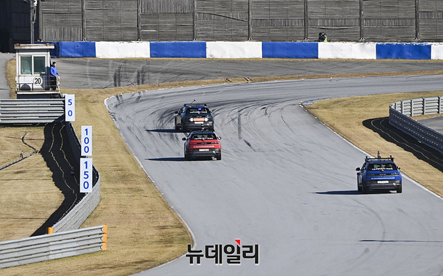 ▲ 자율주행을 위해 개조된 아이오닉 5가 트랙에서 주행하는 모습 ⓒ뉴데일리