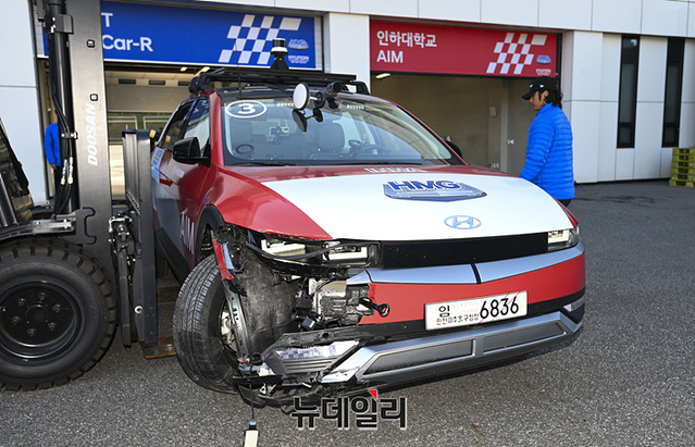 ▲ 서킷에서 자율주행 운행 중 파손된 차량 ⓒ뉴데일리