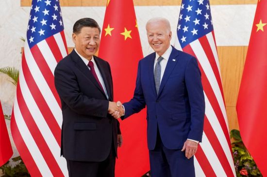 ▲ 조 바이든 미국 대통령(오른쪽)이 지난해 11월14일(현지시간) 인도네시아 발리에서 미중 첫 대면 정상회담을 열고 시진핑 중국 국가주석과 악수하고 있다. ⓒ연합뉴스