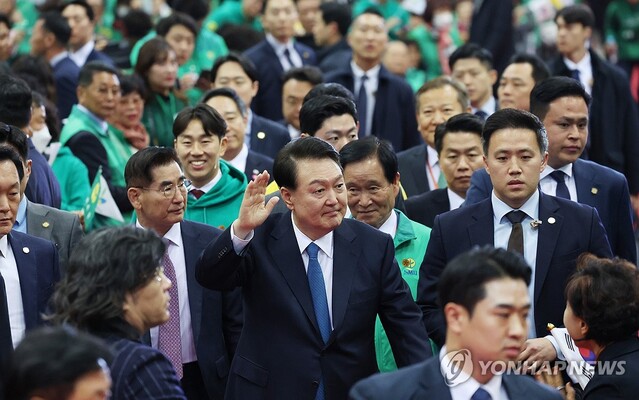 ▲ 윤석열 대통령이 12일 경기 고양시 킨텍스에서 열린 2023 전국새마을지도자대회 '청년의 약속' 선포식에 입장하며 손들어 인사하고 있다. 2023.11.12 ⓒ연합뉴스