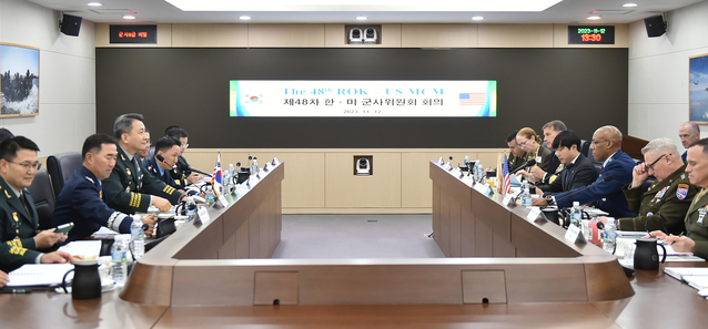 ▲ 대한민국 합동참모본부에서 개최된 제48차 한미 군사위원회 회의(MCM)에서 김승겸 합참의장, 찰스 Q. 브라운 미 합참의장 등 참석자들이 논의하고 있다. 양측 합참의장은, 미사일 발사와 핵 위협과 같은 북한의 지속적인 도발과 역내 평화와 안정을 저해하는 주요 안보 현안들을 논의했다. ⓒ합동참모본부