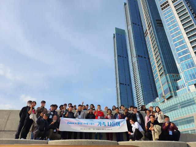 ▲ 칠곡군정신건강복지센터에서 지난 9일 정신장애인 회원과 그 가족 등 35명을 대상으로 나들이 행사를 실시했다.ⓒ칠곡군