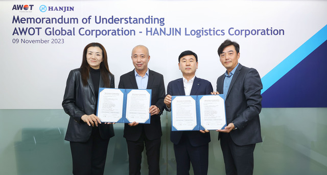 ▲ 조현민(왼쪽부터) 한진 사장, 로저 히(Roger He) AWOT 대표, 노삼석 한진 사장, 스튜어트 가오 AWOT 부사장이 ‘상호 물류사업 활성화’ 업무협약 체결 후 기념촬영을 하고 있다. 
 ⓒ㈜한진