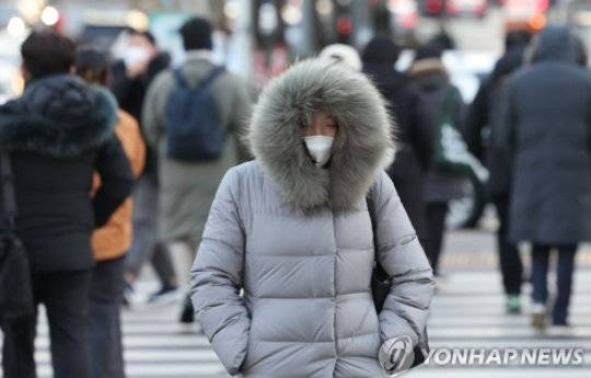 ▲ 입동 후 아침 기온이 영하를 기록하면서 패딩을 입은 시민들이 늘어나고 있다. ⓒ연합뉴스