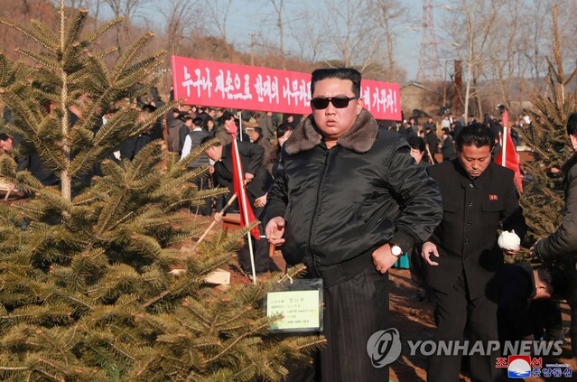 ▲ 북한 김정은이 지난해 3월 평양 화성지구에서 제2차 초급당비서대회 참가자들과 식수를 하고 있다. ⓒ연합뉴스