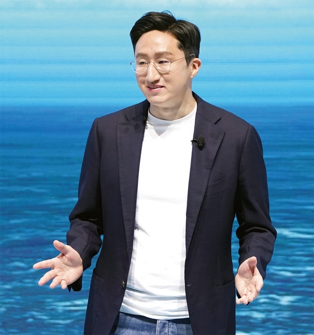 ▲ 정기선 HD현대 부회장이 미국 라스베이거스에서 열린 세계 최대 IT·가전 전시회 ‘CES 2022’에서 선박 자율운항 등 첨단 기술을 설명하고 있다. ⓒHD현대