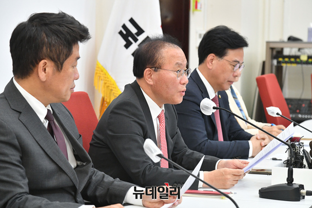 ▲ 윤재옥 국민의힘 원내대표가 13일 오전 서울 여의도 국회에서 2024년도 예산안 심사방안 관련 브리핑을 하고 있다. ⓒ 이종현 기자