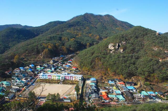 ▲ 적층 바위에서 조망한 수정초등학교와 주먹 쥔 바위(오른쪽 작은 바위).ⓒ진경수 山 애호가